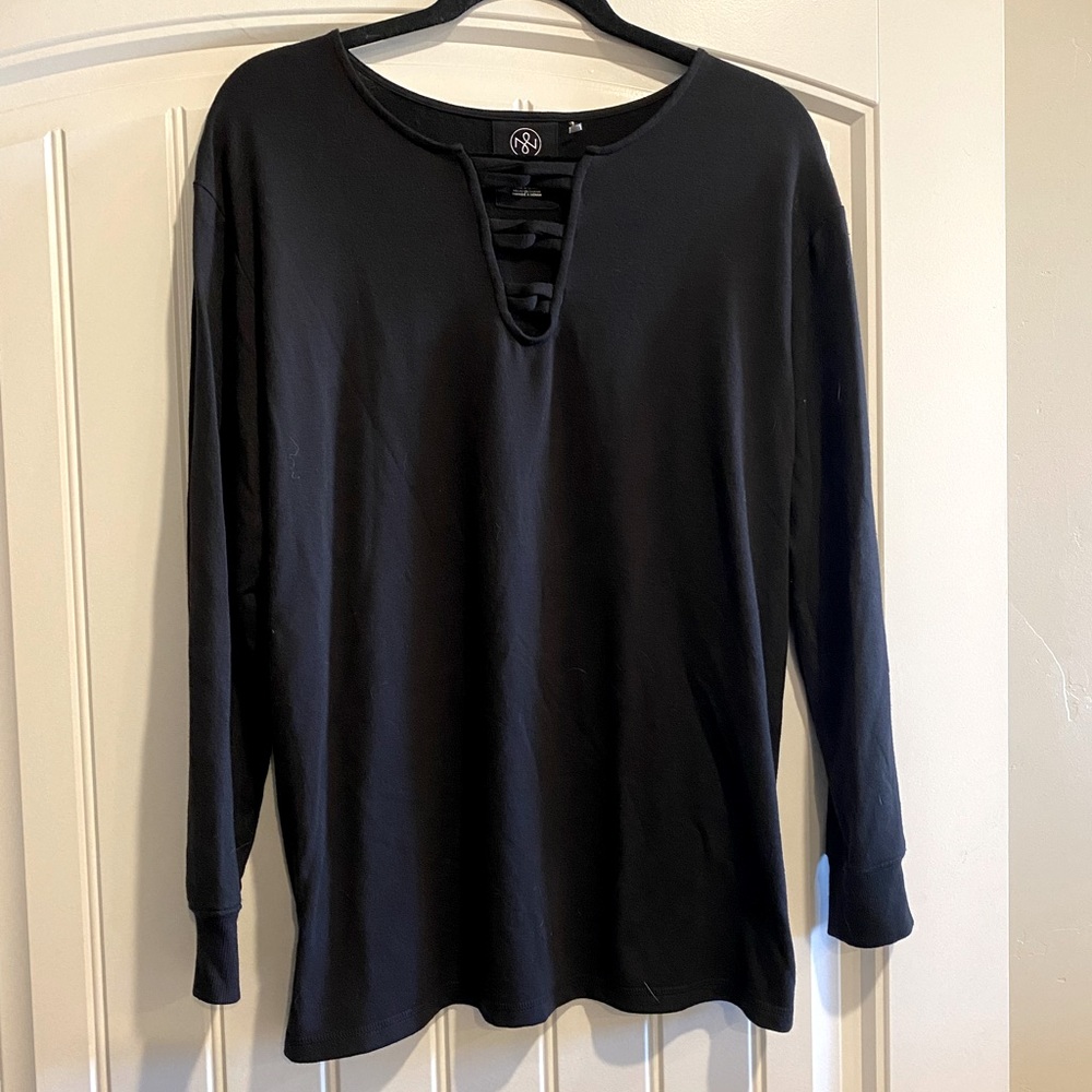 Like-new Black Stretchy Tunic-like Top w/Open V-slit detail